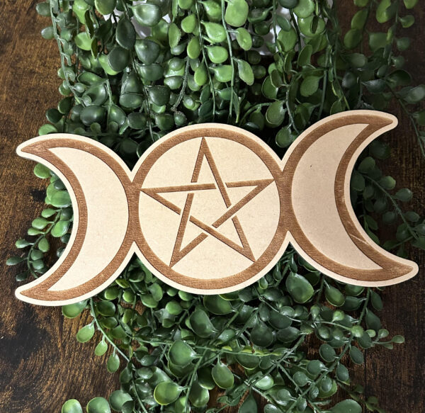 Les plaques en bois triple lune peuvent être utiles pour recharger pierres et autres bijoux. Symbole important en particulier dans la wicca