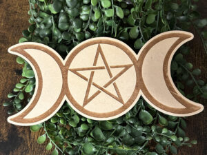 Les plaques en bois triple lune peuvent être utiles pour recharger pierres et autres bijoux. Symbole important en particulier dans la wicca