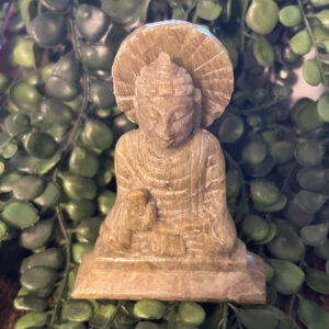 Statue en pierre prière Bouddhiste, pierre saponaire est utilisée en Afrique pour fabriquer amulettes et chevalière de protection.
