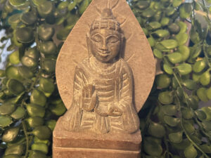 Cette statue en pierre de Bouddha sur sa feuille sera du plus bel effet sur votre autel ou comme objet décoratif. Pierre saponaire