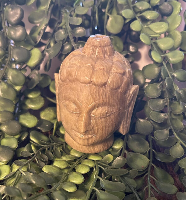 Cette statue tête de Bouddha en pierre sera du plus bel effet sur votre autel ou comme objet décoratif. Bouddha vous aidera à atteindre le nirvana