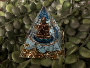 Cette orgonite pyramidale en appellent à une transformation des énergies négatives en quelque chose de positif. Utile en cas d’attaques énergétiques