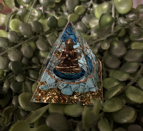 Cette orgonite pyramidale en appellent à une transformation des énergies négatives en quelque chose de positif. Utile en cas d’attaques énergétiques