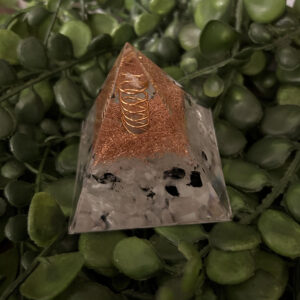 Cette orgonite pyramidale est particulièrement cuivrée. Utilisé depuis plus de 7000 ans, le cuivre a traversé les siècles, utilisé par les Sumériens