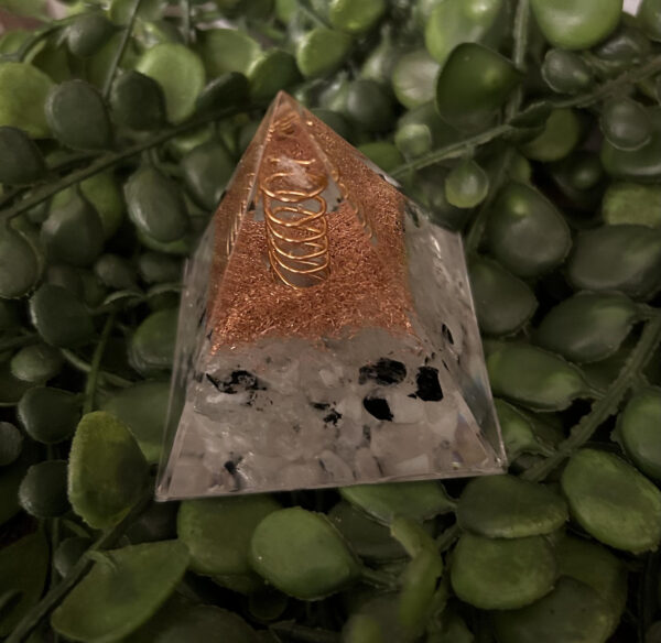 Cette orgonite pyramidale est particulièrement cuivrée. Utilisé depuis plus de 7000 ans, le cuivre a traversé les siècles, utilisé par les Sumériens