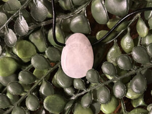 Ce pendentif mixte, cuir et pierre de cristal de roche est très utile dans le domaine de l’énergie. Il recentre pour éloigner la négativité