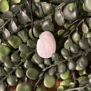 Ce pendentif mixte, cuir et pierre de cristal de roche est très utile dans le domaine de l’énergie. Il recentre pour éloigner la négativité