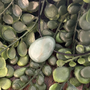 Ce pendentif mixte, cuir et pierre de jade verte a un caractère sacré dans les tribus Amérindiennes. Elle éloigne les mauvais esprit