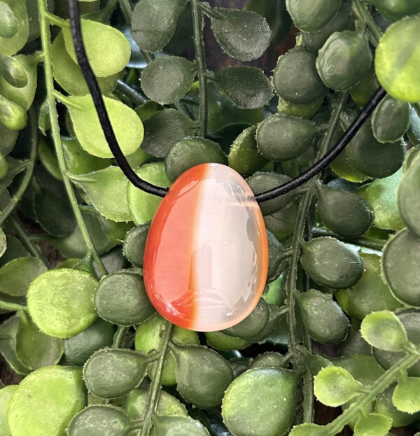 Ce pendentif mixte, cuir et pierre de jaspe mokaïte est connu pour apporter un certain calme à celle ou celui qui le porte. Il encourage la confiance en soi