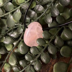 Ce pendentif mixte, cuir et pierre de quartz rose est utile lorsque l’on veut améliorer ses dons de clairvoyance ou la force de son troisième œil.