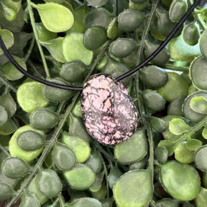 Ce pendentif mixte, cuir et pierre de rhodonite est le collier de l'affection, de la tendresse et de l'amour. Elle protégeait aussi les voyageurs