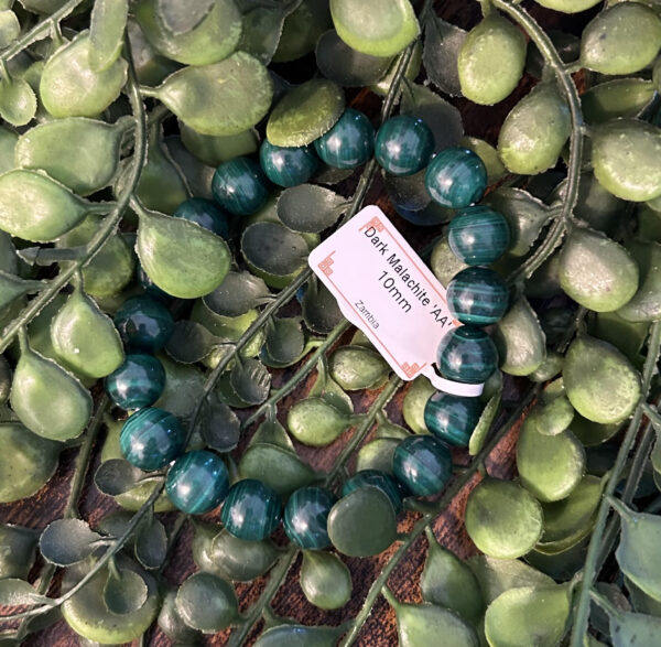 La malachite fut longtemps utilisée comme offrandes dans le milieu ésotérique comme au temps des rois. Aujourd'hui elle transforme et protège