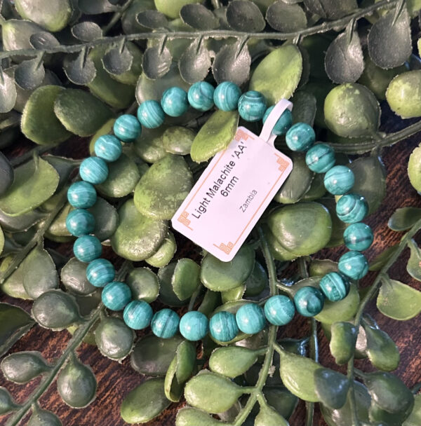 Ce bracelet en malachite sombre est d’une force insoupçonnable. La malachite vous pousse à aller au-delà de vous-même, elle protège