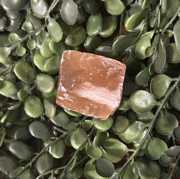 La calcite orange brute apporte l’inspiration dans les arts ou au travail. Elle est particulière car elle peut recharger vos autres pierres.