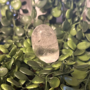 Le cristal de roche est très utilisé dans le cadre de la médiumnité et de la voyance. Il sera utile à l’intuition et à l’empathie