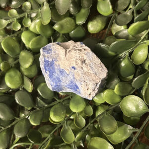 Cette pierre brute de lapis lazuli est considérée comme une pierre sacrée depuis des siècles. Elle était très appréciée des Sumériens
