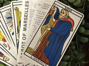 Le tarot de Marseille est un classique au point d’être devenu une spécialité pour bon nombre de tarologues et d’avoir inspiré de nombreux oracles