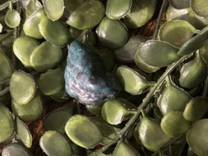 La turquoise est une pierre sacrée. Pour les Amérindien, la turquoise n’est autre que l’âme de celui qui la porte. Un talisman