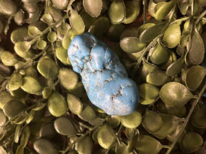 La turquoise howlite bleue brute est une pierre sacrée dans beaucoup de cultures. Pour les Amérindien, elle n'est autre que l'âme de celui qui la porte.