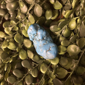 La turquoise howlite bleue brute est une pierre sacrée dans beaucoup de cultures. Pour les Amérindien, elle n'est autre que l'âme de celui qui la porte.