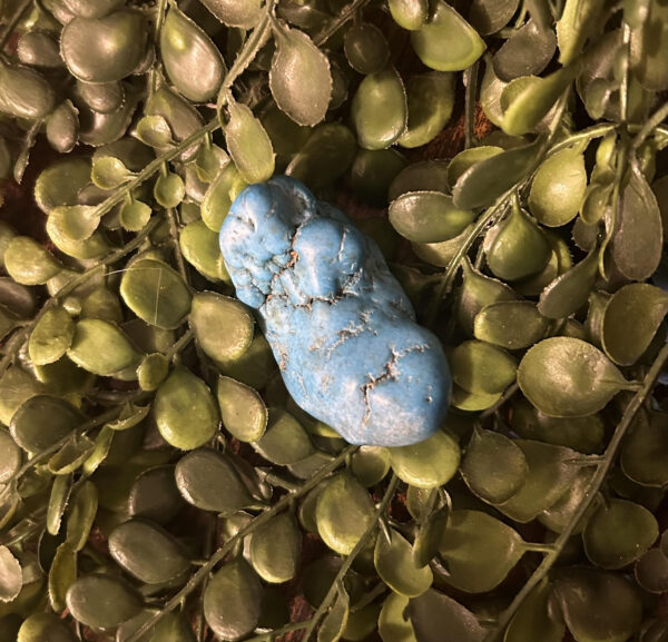 La turquoise howlite bleue brute est une pierre sacrée dans beaucoup de cultures. Pour les Amérindien, elle n'est autre que l'âme de celui qui la porte.