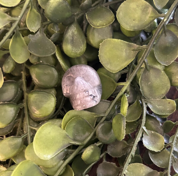 Ce crâne en pierre de labradorite saura vous ravir. La labradorite vous aidera à lutter contre vos peurs et vous offrira la persévérance