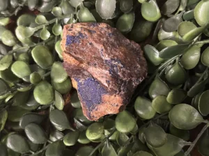 Cette roche brute de lapis lazuli est considérée comme une pierre sacrée depuis des siècles. Elle était par exemple très appréciée des Sumériens