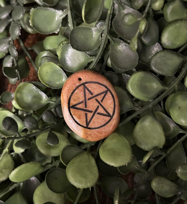 Ce médaillon en résine, accompagné de son pentagramme, fera votre bonheur pour les adeptes de ce symbole de protection. Rayon vide grenier et brocante