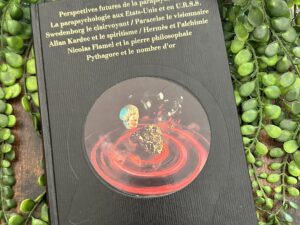 Ce livre est une mine d'or des plus grands noms du monde occulte, dont certains ont été oubliés. On y revoit les étoiles du spiritisme, les visionnaires.