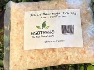 Ces cristaux de sel rose d'Himalaya sont à verser dans votre bain. Ils sont aussi connues pour une aide à la méditation et pour l’alomancie.