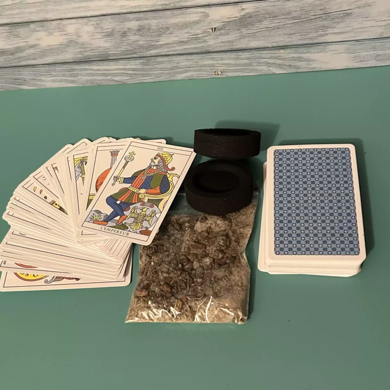 Ce tarot de Marseille offre une meilleure prise en main. Dans ce pochon, vous pourrez aussi trouver un mélange de purification pour vos arcanes