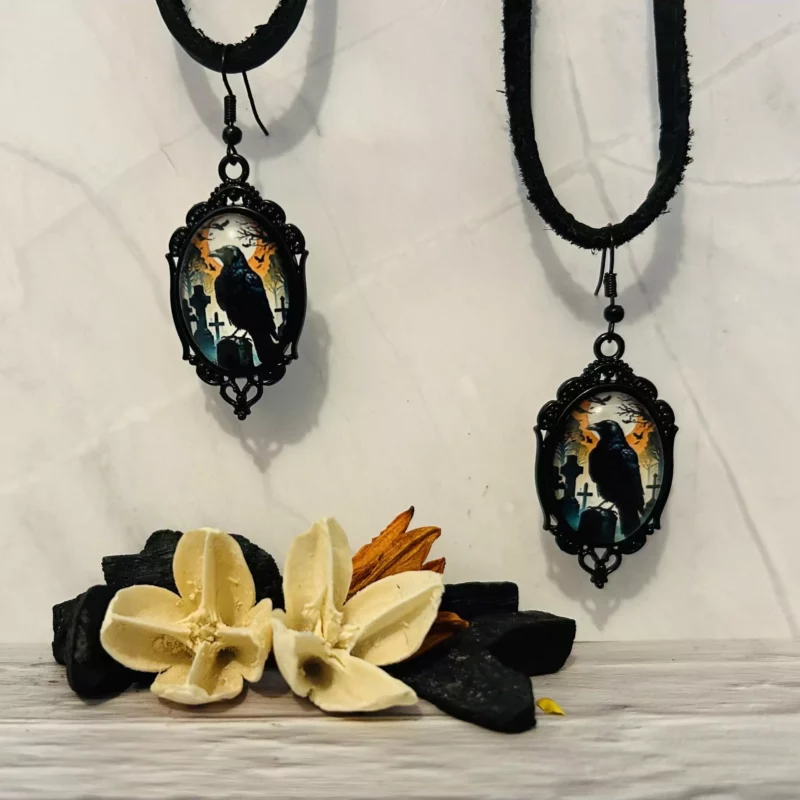 Le corbeau sert souvent d’intermédiaire entre le monde des morts et des vivants, ces bijoux seront parfaits pour un look goth à compléter