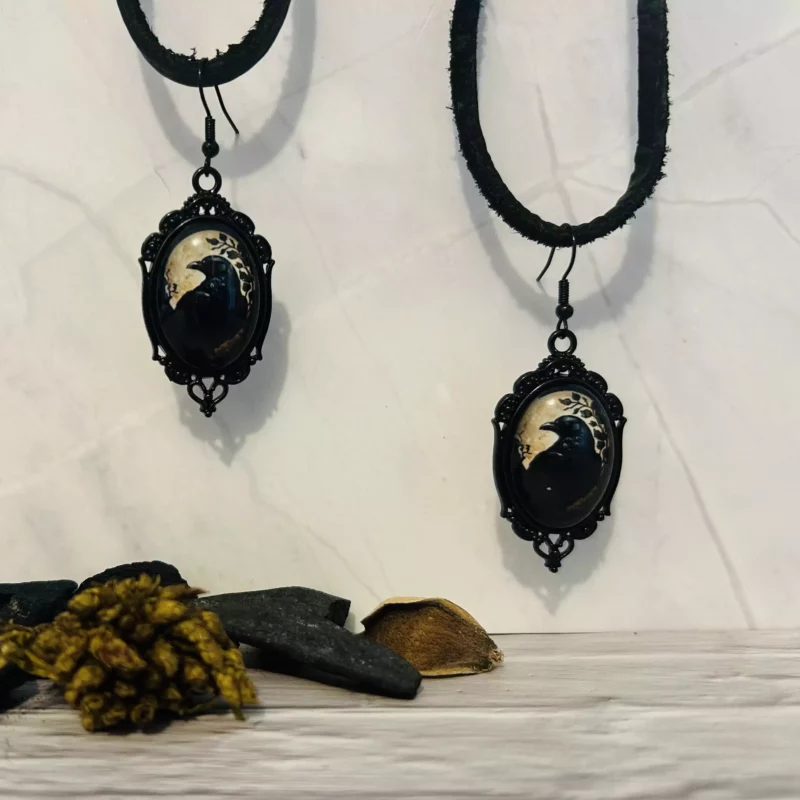 Ces boucles d’oreilles gothique corbeau et pleine lune seront un intermédiaire entre le monde des morts et des vivants. Prophétie et connexion