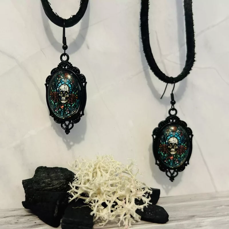 Ces boucles d’oreilles gothique crâne et rose de vitraux nous parle du memento mori. Cet ensemble représente l'importance de vivre