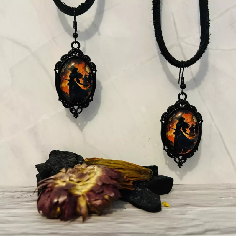 Ces boucles d’oreilles gothique trio de sorcières et ciel rouge seront une pointe de féminité et d’affirmation de soi, ou pour un style gothique à compléter